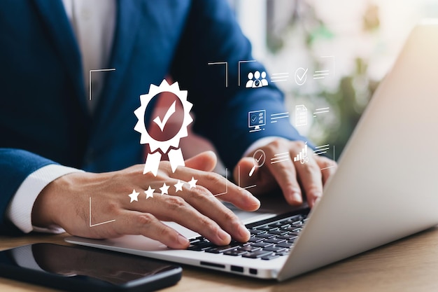 Geschäftsleute, die mit Computern und Smartphones arbeiten Ein Symbol für einen erstklassigen Service ISO-Zertifizierung Dokumentenverwaltungssystem Qualitätssicherung