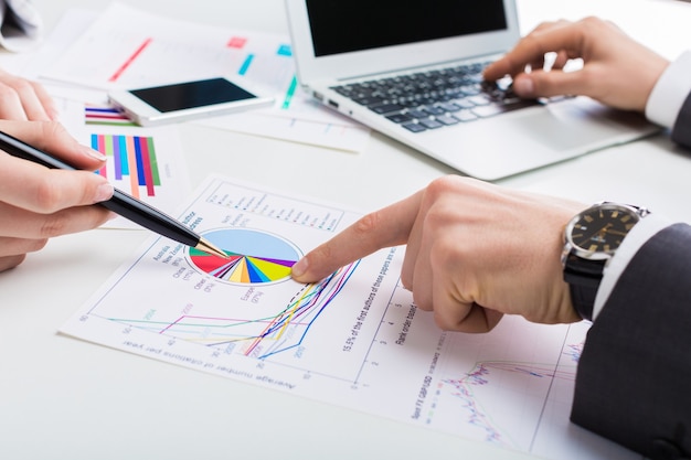 Geschäftsleute, die mit Diagrammen, Geschäftsprozessen, Analysen arbeiten