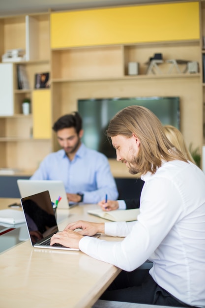 Geschäftsleute, die mit Laptop in einem Büro arbeiten