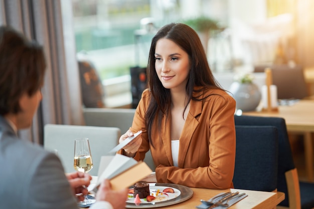 Geschäftsleute, die sich auf Hockern im Café treffen?