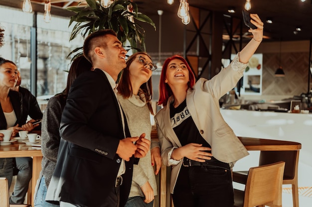 Geschäftsleute, die sich im Büro selbst machen. Geschäftsteam, das beim Start zusammen Selfie macht