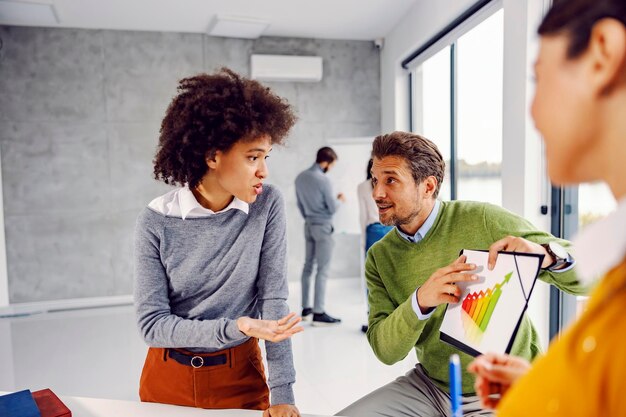 Geschäftsleute, die sich im Büro über Wirtschaft treffen und Brainstorming durchführen