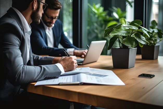 Foto geschäftsleute, die sich mit finanzieller planung befassen