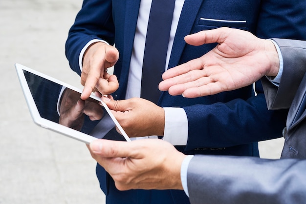 Geschäftsleute, die Tablet-PC verwenden