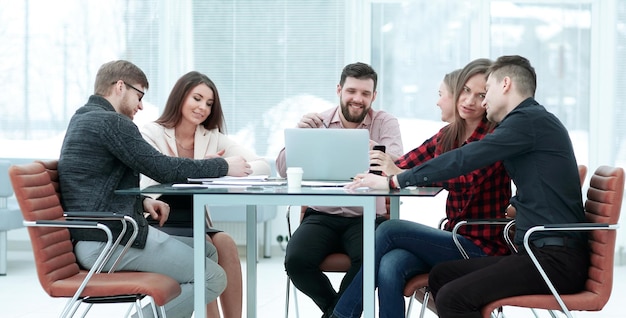 Geschäftsleute, die Teamarbeit zeigen, während sie im Sitzungssaal im Büroinnenraum arbeiten