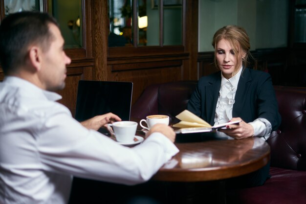 Geschäftsleute, die über Kaffee im Café sprechen