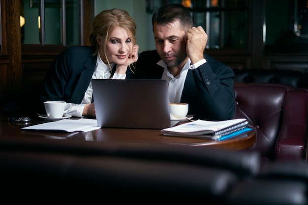 Geschäftsleute, die über Kaffee im Café sprechen