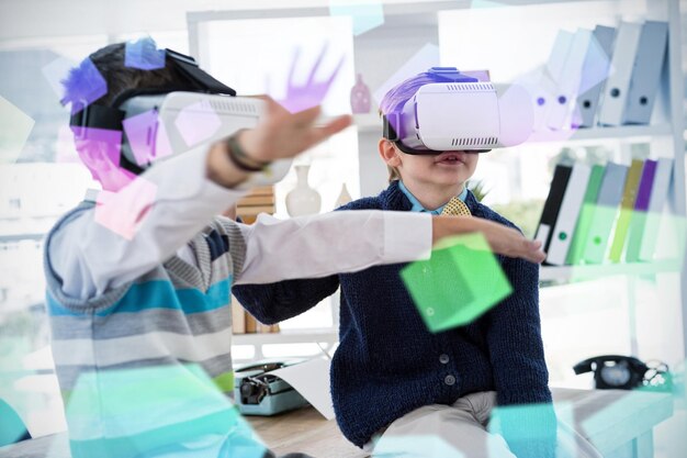Geschäftsleute, die Virtual-Reality-Simulatoren verwenden