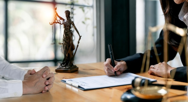 Geschäftsleute Diskussion Berater Konzept Anwälte diskutieren Vertragspapiere am Tisch sitzen Konzepte der Rechtsberatung Rechtsdienstleistungen