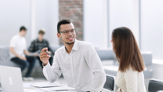 Geschäftsleute diskutieren die Vertragsbedingungen am Bürotisch