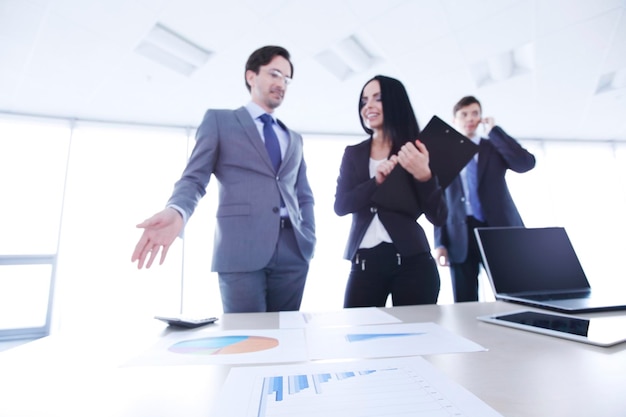 Geschäftsleute diskutieren Finanzberichte im Büro