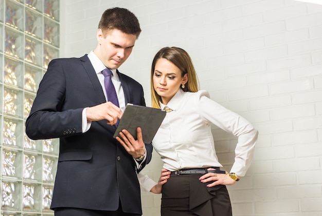 Geschäftsleute diskutieren Ideen beim Treffen mit Tablet im Büro