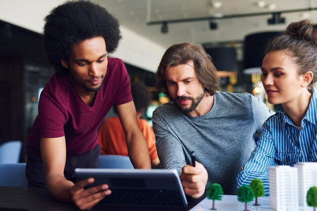 Foto geschäftsleute diskutieren im büro über einen laptop