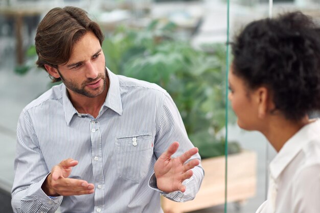 Geschäftsleute diskutieren oder brainstormen zusammen im Büro Idee oder Zusammenarbeit bei einem Arbeitsprojekt Buchhalter Feedback oder Vielfalt beim Treffen am Arbeitsplatz Planung oder Kommunikation im Startup