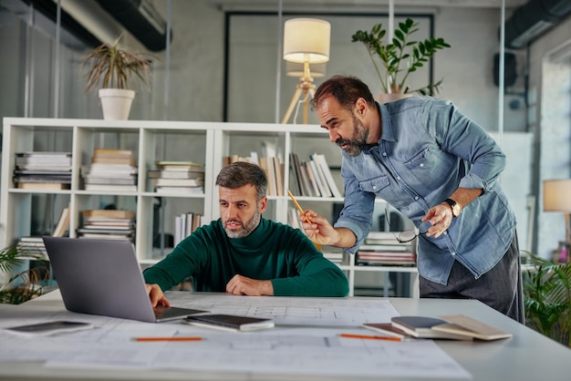 Geschäftsleute diskutieren über neue Geschäftsprojekte im Büro