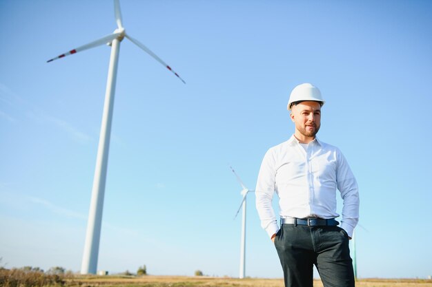 Geschäftsleute Engineering stehen gut aussehend Lächeln vor der Turbine wegschauen