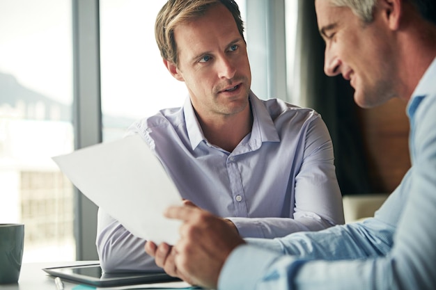 Geschäftsleute erledigen Papierkram und reden über Planungsstrategieideen oder Verhandlungen im Büro. Unternehmensleute treffen sich zur finanziellen Zusammenarbeit während eines Gesprächs über die Vision für die Wachstumsentwicklung