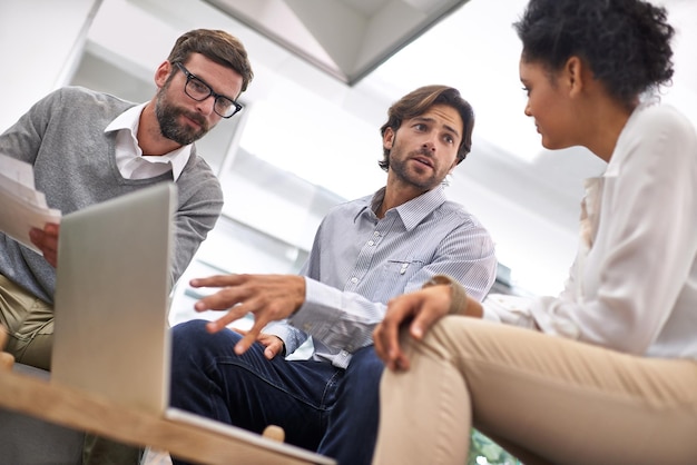 Geschäftsleute ernsthaft oder treffen sich per Laptop im Büro Netzwerk oder Zusammenarbeit bei Website-Projekt Webdesigner Diskussion oder Vielfalt für Kreativität im Internet unten oder Technologie auf dem Tisch