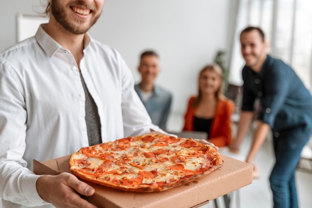 Geschäftsleute essen Pizza in der Mittagspause