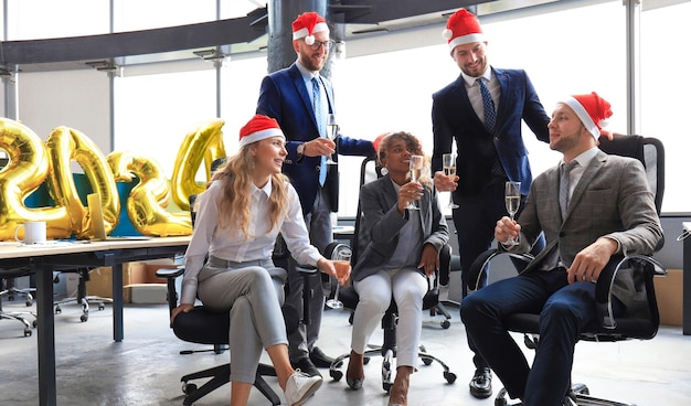 Foto geschäftsleute feiern das neue jahr 2024 in einem modernen büro