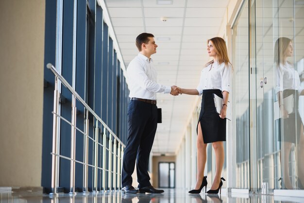 Geschäftsleute geben sich die Hand und beenden ein Meeting