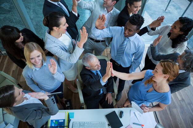 Geschäftsleute geben sich gegenseitig High Five