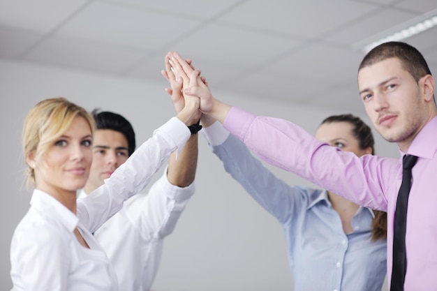 Geschäftsleute gruppieren sich an den Händen und repräsentieren das Konzept der Freundschaft und Teamarbeit, Low Angle View