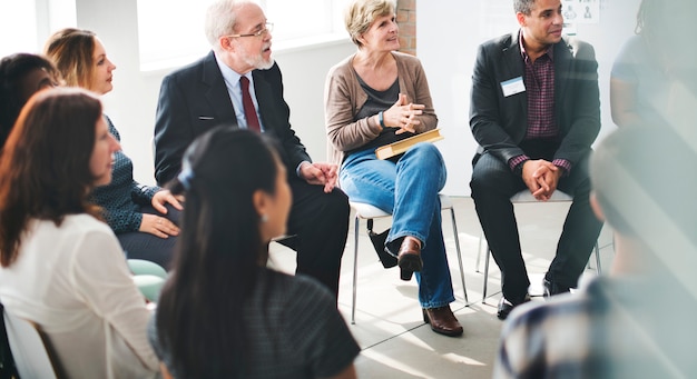 Foto geschäftsleute haben eine diskussion