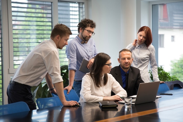 Foto geschäftsleute im büro arbeiten