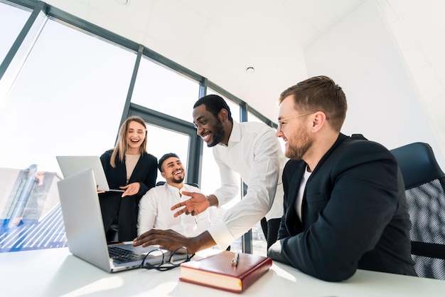 Geschäftsleute im Büro, die an neuer Aufgabe arbeiten