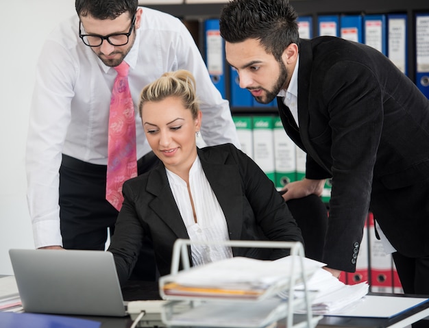 Geschäftsleute im Büro treffen