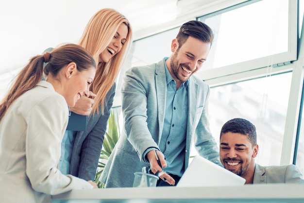 Geschäftsleute im modernen Büro