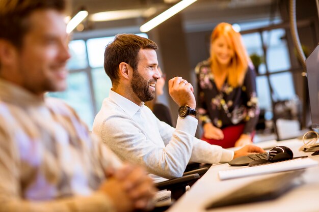 Geschäftsleute im modernen Büro