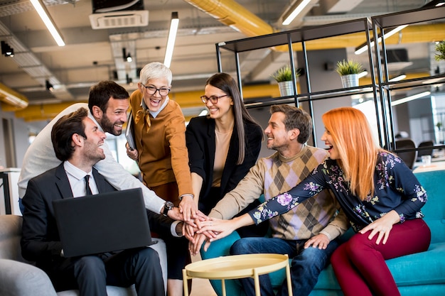 Geschäftsleute im modernen Büro