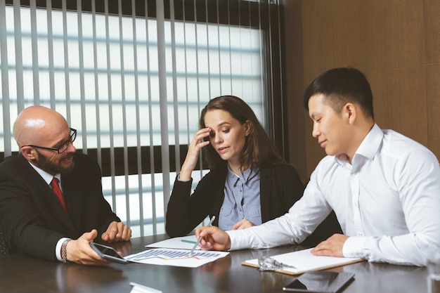 Geschäftsleute im modernen Büro