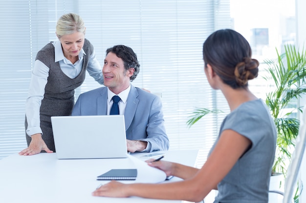 Geschäftsleute in der Diskussion in einem Büro