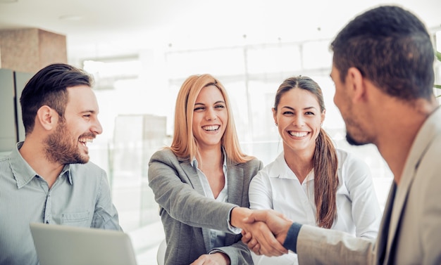 Geschäftsleute in der modernen Büro