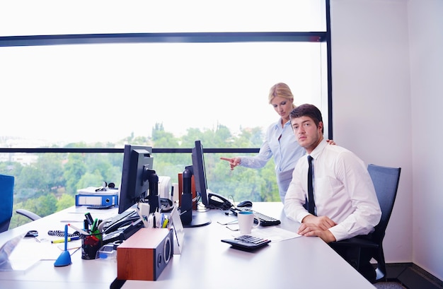 Geschäftsleute in einer Sitzung im Büro