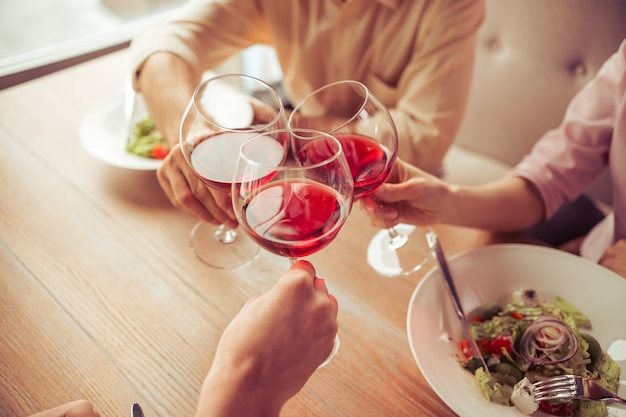 Geschäftsleute klirren Gläser Wein zusammen.