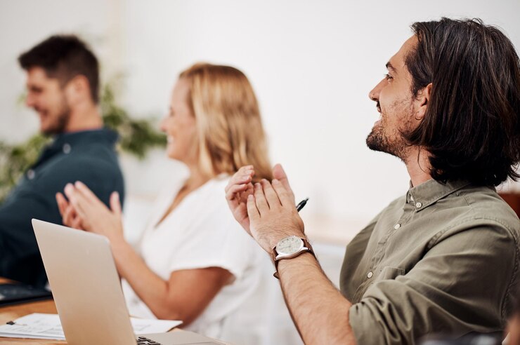 Geschäftsleute lächeln und applaudieren für Workshops, Schulungen und Konferenzen oder Präsentationen im Büro Gruppe glücklicher und kreativer Mitarbeiter klatschen bei Treffen, Konventionen oder Coaching bei Startup-Arbeiten