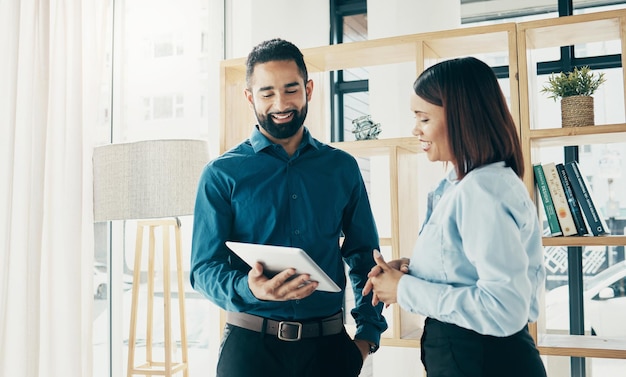 Geschäftsleute lächeln und nutzen ein Tablet für die Planung von Partnerschaften oder Projektmanagement im Büro. Professionelle Männer und Frauen mit Touchscreen oder Freude bei Besprechungen oder Rekrutierungen am Arbeitsplatz oder im Job