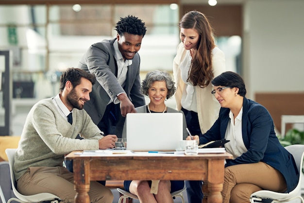 Geschäftsleute Laptop oder schwarzer Mann in Besprechungsdiskussion über Ideen, Strategie oder Planung eines Projekts. Digitale Teamarbeit oder eine Gruppe von Mitarbeitern, die mit der Führung über Wachstum im Büro sprechen oder darauf hinweisen