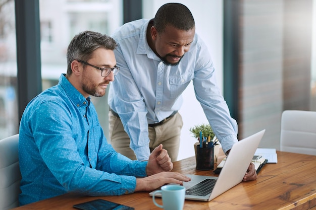 Geschäftsleute Laptop und Männer mit Teamarbeit Brainstorming und Forschung für die Projektentwicklung Mitarbeiter Mentor oder Kollegen mit PC-Redigierung oder Zusammenarbeit für Feedback Gespräch oder Review-Artikel