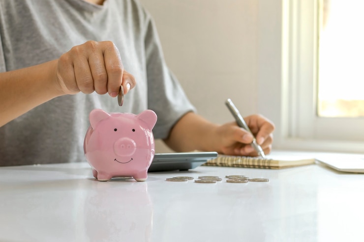 Foto geschäftsleute legen münzen in ein sparglas, einschließlich wachsender pfennige für geschäfts-, finanz- und buchhaltungsideen.