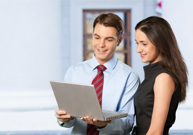 Geschäftsleute mit Laptop im Büro