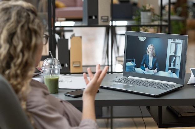 Geschäftsleute mit Online-Konferenz