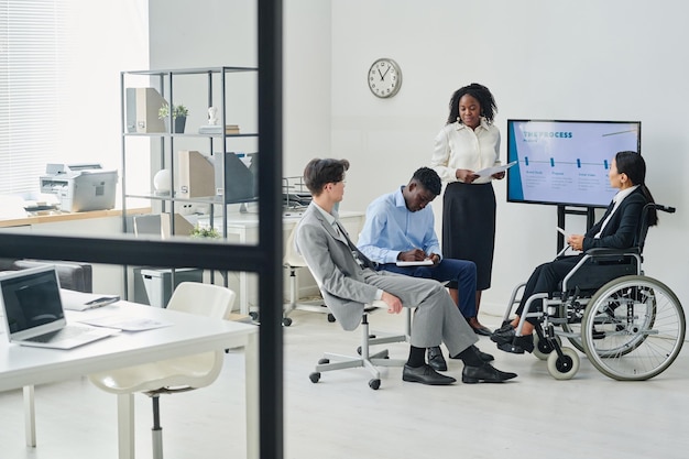 Geschäftsleute mit präsentation im büro