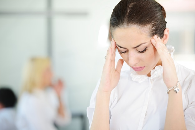 Geschäftsleute mit Stress und Sorgen im Büro