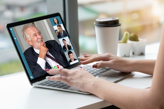 Geschäftsleute mit Telefonkonferenz über Online