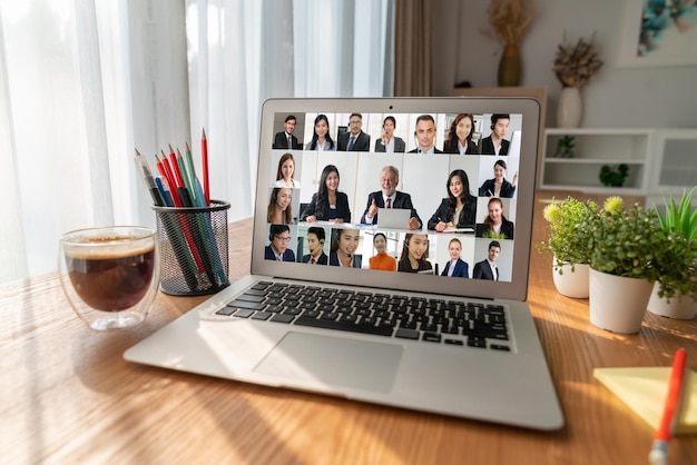 Geschäftsleute nehmen an einer Videokonferenz für ein modisches virtuelles Gruppentreffen von Büroangestellten teil
